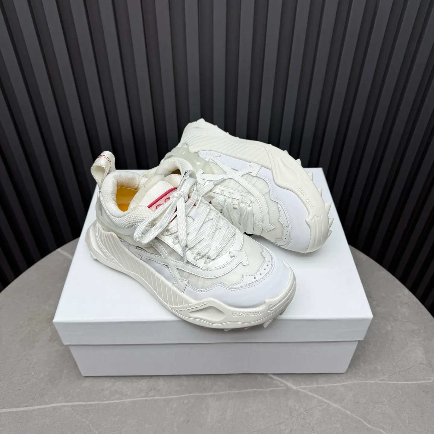 【OFF WHITE】P: 680💰Couple model, Size: Female 35-40; Male 39-44 (customized at 45.46) 2025SS trendy brand OFF WHITE classic popular model, combined outsole, official website original 1:1 developed top-level copy, ️Selected imported high-mercerized matte cowhide splicing breathable mesh ✔️Breathable lining, breathable and comfortable, simple and personalized design, official website rubber outsole.